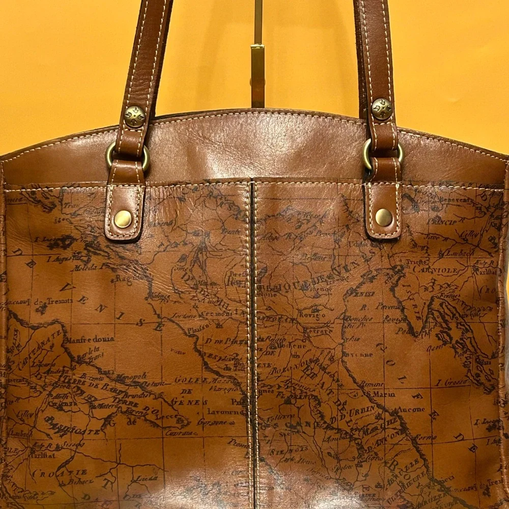 Patricia Nash 2fer Signature Map Print Leather Tote w/Pouch Approx. 15 x 11 x3.5 - Picture 3 of 17